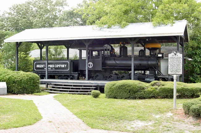 narrow-gauge-locomotive