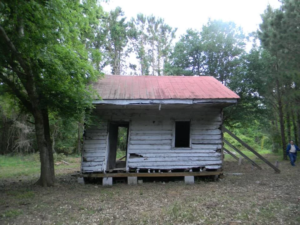 Structure on the grounds of the Edisto Island Museum